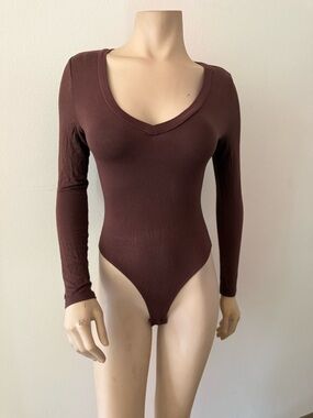 Long Sleeve V-Neck Bodysuit in Deep Brown